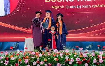 Cả gia đình cùng lên sân khấu nhận bằng thạc sĩ, nhân vật nhí gây chú ý Cả gia đình cùng lên sân khấu nhận bằng thạc sĩ, nhân vật nhí gây chú ý
