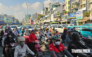Sáng đầu tuần 12.10, ngã tư Bảy Hiền có lúc kẹt xe cục bộ sau khi chặn hướng đi thẳng