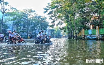 Triều cường rạng sáng 12.10, nhiều tuyến đường TP.HCM ngập nước trước giờ đi làm