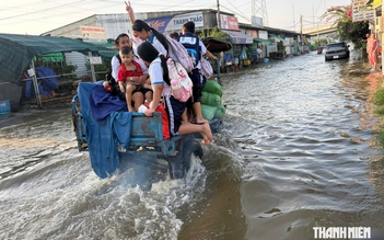 Triều cường dâng cao: Phụ huynh, học sinh TP.HCM chật vật đến trường