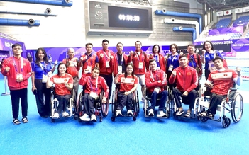 Nhà vô địch Lê Văn Công cầm cờ Việt Nam tại khai mạc ASIAN Para Games 5 Nhà vô địch Lê Văn Công cầm cờ Việt Nam tại khai mạc ASIAN Para Games 5