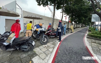 Làn xe máy đông, làn riêng xe đạp trống: Xe máy chạy vào có bị CSGT phạt?