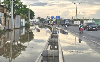 Đường Võ Trần Chí ở TP.HCM ngập kéo dài, người đi xe máy phải lấn sang làn ô tô