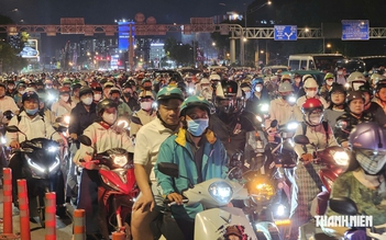 Ùn tắc kéo dài trên đường Trường Chinh, TP.HCM: Vài trăm mét đi mất hơn 20 phút