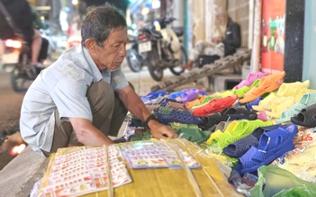 Người đàn ông 62 tuổi bán dép bên lề đường TP.HCM, khách chạy xe nhiều vòng tìm mua
