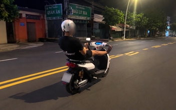 Học sinh lớp 9 ở TP.HCM dùng chân lái xe máy điện: CSGT tịch thu xe
