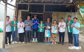 Diễn viên Huy Khánh đồng hành Báo Thanh Niên xây 2 nhà nhân ái ở Cà Mau