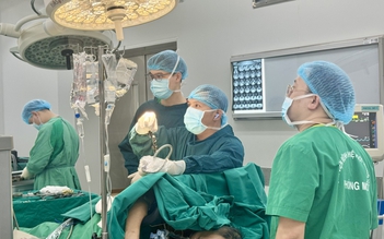 Tai biến sau mổ u đại tràng, người đàn ông 'ho ra phân'