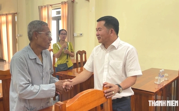 Thăm gia đình bị hỏa hoạn ở phường Vĩnh Tế, ông Đinh Văn Nơi hỗ trợ thêm tiền