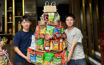 Ngày 20.10, màn tặng quà của dàn 'soái ca' cho cô giáo và bạn nữ 'gây sốt'