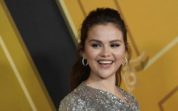 Selena Gomez thừa nhận giọng nói bị biến đổi vì nghiện thuốc lá điện tử Selena Gomez thừa nhận giọng nói bị biến đổi vì nghiện thuốc lá điện tử