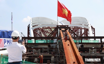 Chính thức hợp long cầu đi bộ ngàn tỉ qua sông Sài Gòn