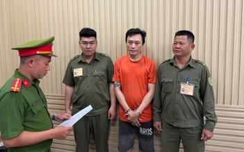 Bắt giam người đàn ông cầm gậy đập phá ô tô trên đường ở TP.HCM
