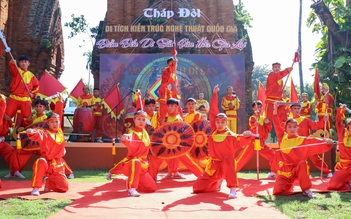 Biểu diễn trống trận Quang Trung, võ cổ truyền Bình Định tại Tháp Đôi ở Quy Nhơn