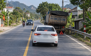 Gặp xe hỏng, vật cản trên đường có vạch liền: Ô tô được lấn vạch để tránh?