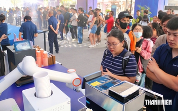 Rủ nhau ra phố đi bộ uống cà phê miễn phí do robot pha chế Rủ nhau ra phố đi bộ uống cà phê miễn phí do robot pha chế