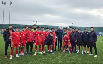 Chủ tịch VFF và Giám đốc FIFA Arsene Wenger đến sân động viên U.15 Việt Nam tại World Cup