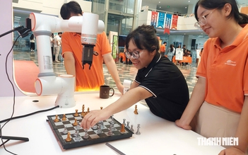 Thích thú xem robot hít đất, đánh cờ và vẽ tranh