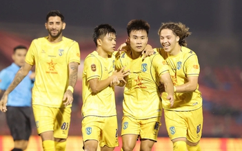 Lời khẳng định của SLNA trước đương kim vô địch: HLV Văn Sĩ Sơn đấu trí 'tướng' Polking, ai thắng ai?
