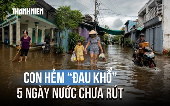 Hẻm ở TP.HCM ngập 5 ngày chưa rút, người dân phải thuê khách sạn ở tạm