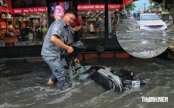 Hơn 2 giờ sau mưa, đường Mã Lò vẫn ngập sâu: 'Không biết làm sao về nhà'