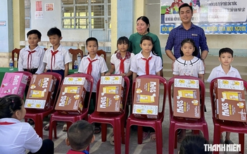 Thầy giáo dành 1/2 tiền lương tiếp sức học trò nghèo