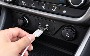 Vì sao cổng USB trên xe ô tô sạc điện thoại rất chậm?