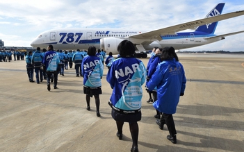 360 người cùng kéo máy bay Boeing 787 nặng hơn 130 tấn