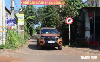 Bảng thông báo 'né trạm thu phí sẽ bị ghi hình, truy thu' khiến tài xế hoang mang