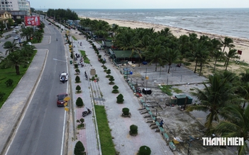 Tất bật tháo dỡ hàng chục hàng quán, trả lại mặt bằng cho bãi biển Nhật Lệ