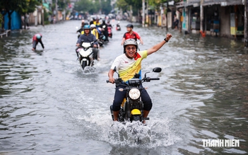 Đường ngập từ chiều qua tới sáng nay ở TP.HCM: Nhiều người vượt 'biển nước' đi làm
