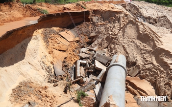 Cận cảnh lũ cát xé toạc đường ven biển, đe dọa resort ở cửa ngõ Mũi Né