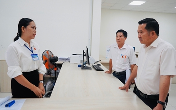 Ông Đinh Văn Nơi kiểm tra việc xử lý hồ sơ đất đai ở Phú Quốc