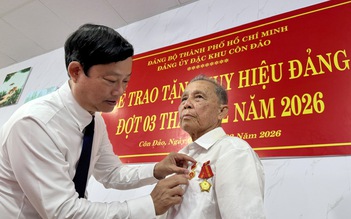 Lãnh đạo TP.HCM trao Huy hiệu 60 năm tuổi Đảng tại đặc khu Côn Đảo