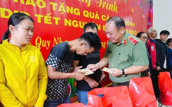 Công an Gia Lai trao 600 suất quà tết cho người dân vùng lũ Hải Minh