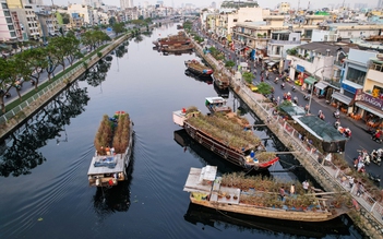 Thuyền ghe chở hoa miền Tây nối dòng cập bến 'Trên bến dưới thuyền'