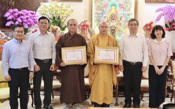 TP.HCM trao bằng khen cho thượng tọa Thích Thanh Phong và thượng tọa Thích Tâm Hải
