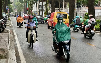 Mưa trái mùa bất ngờ xuất hiện ở TP.HCM và Nam bộ