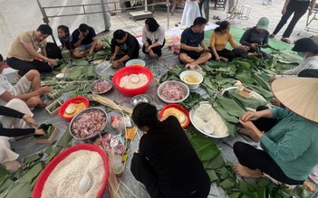 Chưa vội về quê, nhiều người vẫn tất bật làm điều này trước tết