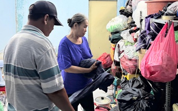 Người phụ nữ 'mót' áo quần nuôi những mùa tết xa quê