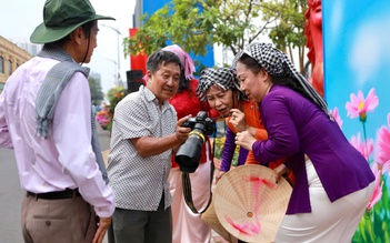 Tấp nập chợ hoa Bến Bình Đông trước giờ khai hội, check-in chụp ảnh tết
