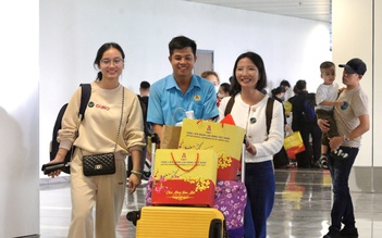 Đi máy bay về quê ăn tết: '10 năm không về, mơ cũng không dám nghĩ'