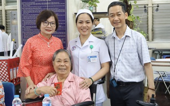 Bệnh nhân nghẹn ngào với tiệc tất niên đặc biệt ở Bệnh viện Chợ Rẫy