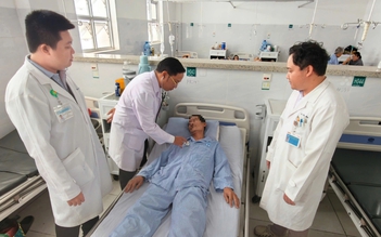 Sửa mái tôn giúp hàng xóm, người đàn ông bất ngờ ngã xuống đất, vỡ gan