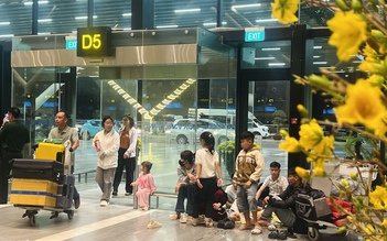 Nhà ga T3 sân bay Tân Sơn Nhất ngày đầu nghỉ tết: Làm thủ tục lúc 0 giờ nhanh ngỡ ngàng