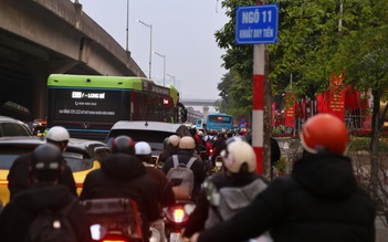 Người dân ùn ùn rời Hà Nội nghỉ tết, đường phố kẹt cứng