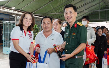 Ấm áp tình quân dân trong dịp xuân Bính Ngọ