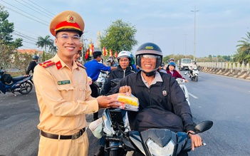 Về quê ăn tết, bất ngờ được Công an Vĩnh Long phát khăn lạnh, bánh ngọt