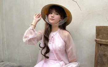 Du xuân duyên dáng cùng chiếc nón lá truyền thống