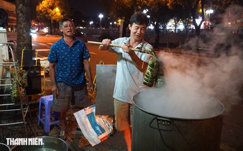 Hẻm Sài Gòn đỏ lửa xuyên đêm: Người dân thức trắng nấu bánh tét, bánh chưng đón tết